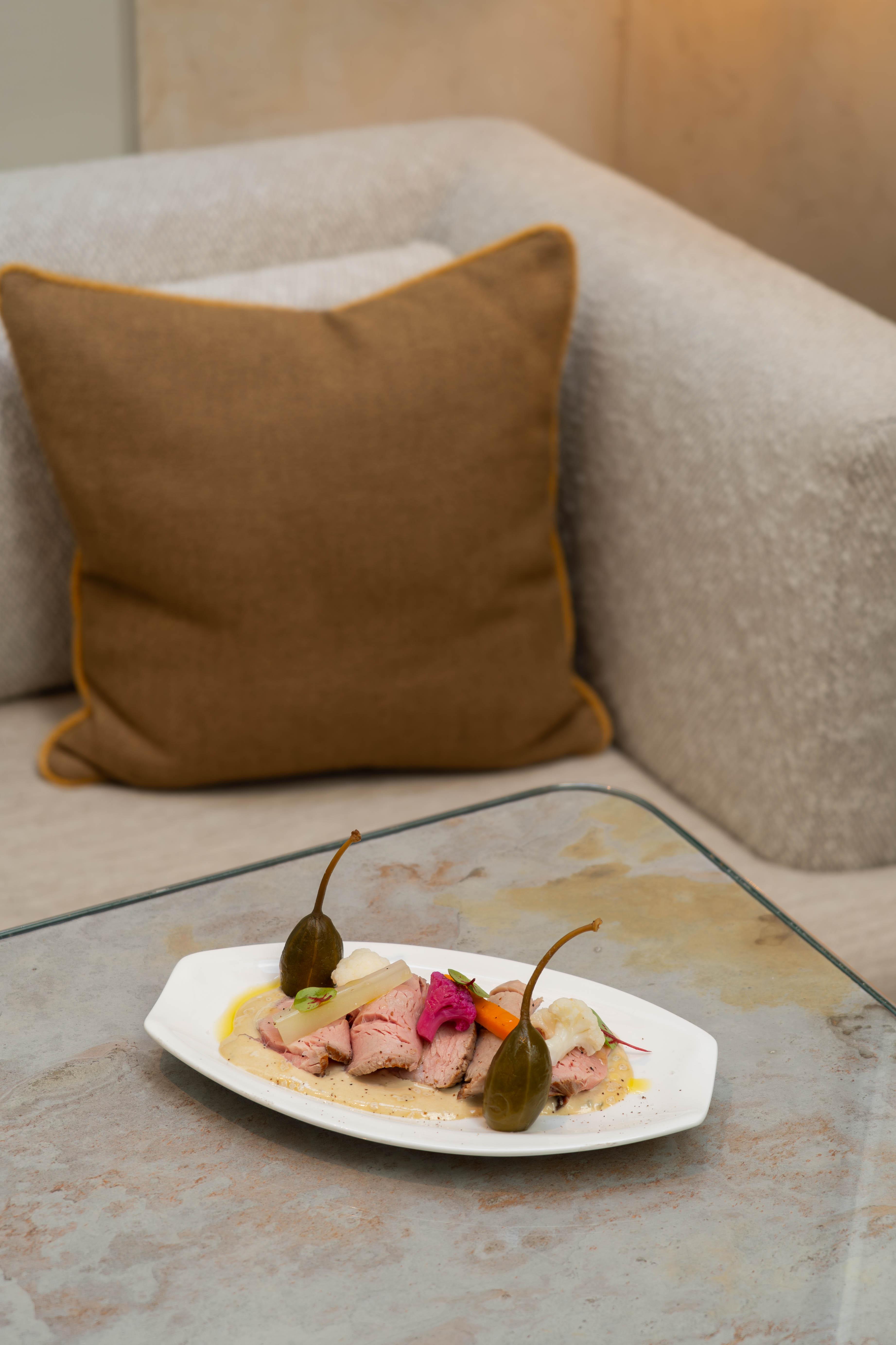 Le Vitello Tonnato avec ses légumes de saison en pickle et câpres à queue 